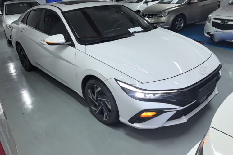 Used Hyundai Elantra 2023 1.5L CVT GLX Elite Edition Front Right 45 Deg