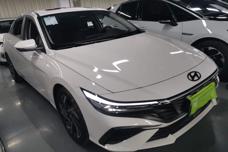 Used Hyundai Elantra 2023 1.5L CVT LUX Prestige Edition Front Right 45 Deg