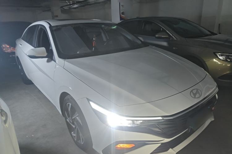 Used Hyundai Elantra 2023 1.5L CVT GLX Elite Edition Front Right 45 Deg