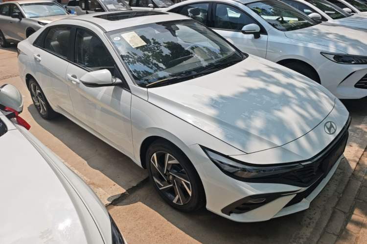 Used Hyundai Elantra 2023 1.5L CVT GLX Elite Edition Front Right 45 Deg