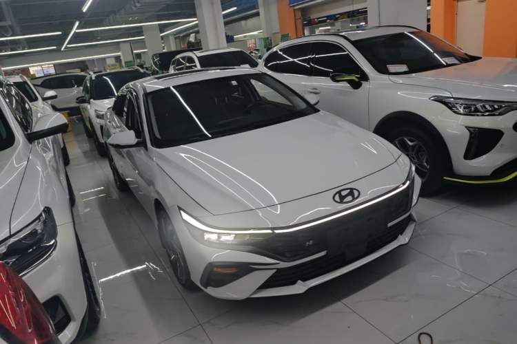 Used Hyundai Elantra 2023 1.5L CVT GLX Elite Edition Front Right 45 Deg