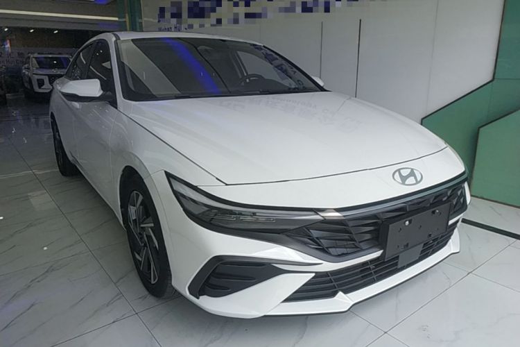 Used Hyundai Elantra 2023 1.5L CVT LUX Prestige Edition Front Right 45 Deg