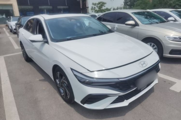 Used Hyundai Elantra 2023 1.5L CVT LUX Prestige Edition Front Right 45 Deg