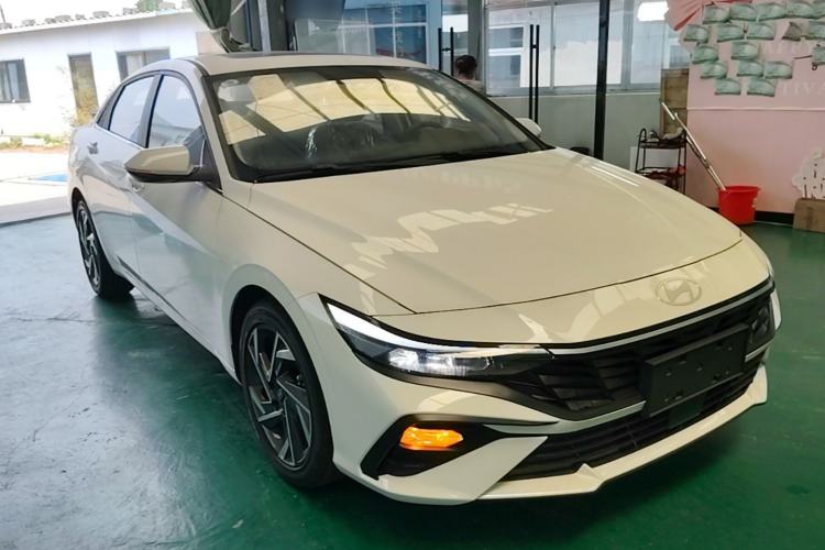 Used Hyundai Elantra 2023 1.5L CVT GLX Elite Edition Front Right 45 Deg