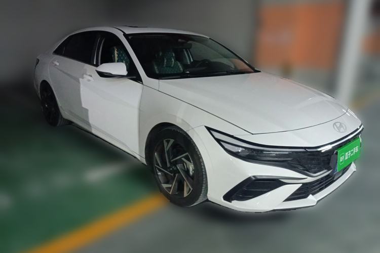 Used Hyundai Elantra 2023 1.5L CVT LUX Prestige Edition Front Right 45 Deg