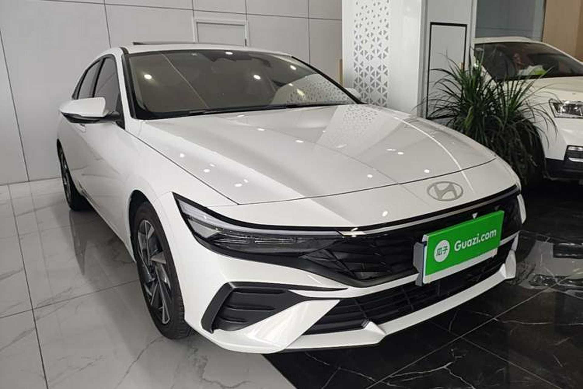Used Hyundai Elantra 2023 1.5L CVT LUX Prestige Edition Front Right 45 Deg
