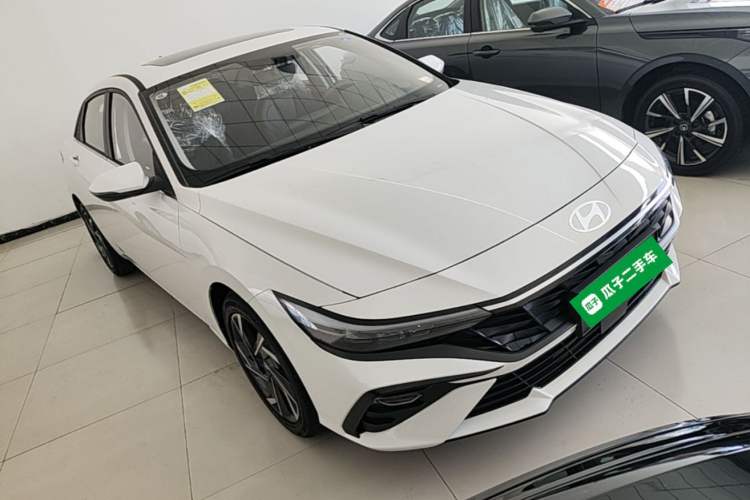 Used Hyundai Elantra 2023 1.5L CVT GLX Elite Edition Front Right 45 Deg