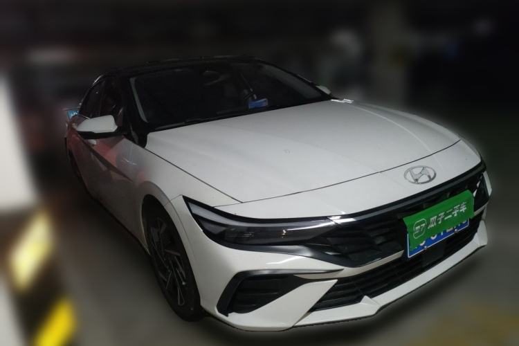 Used Hyundai Elantra 2023 1.5L CVT LUX Prestige Edition Front Right 45 Deg