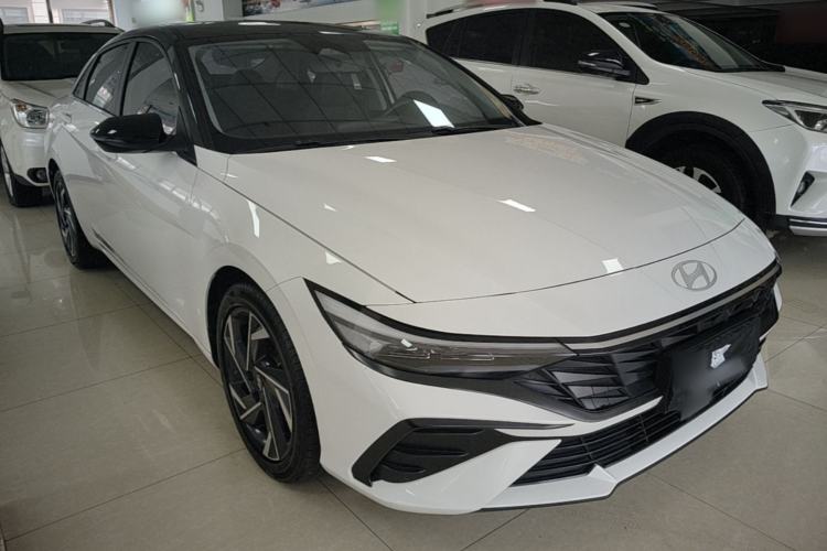 Used Hyundai Elantra 2023 1.5L CVT LUX Prestige Edition Front Right 45 Deg