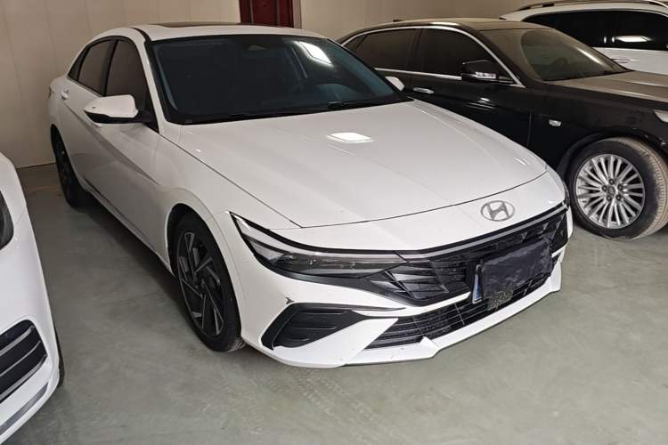 Used Hyundai Elantra 2023 1.5L CVT LUX Prestige Edition Front Right 45 Deg