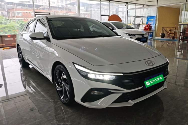 Used Hyundai Elantra 2023 1.5L CVT GLX Elite Edition Front Right 45 Deg
