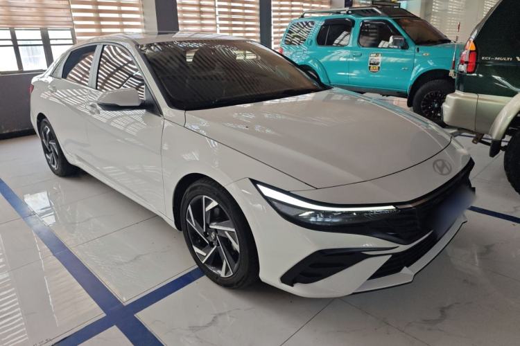 Used Hyundai Elantra 2023 1.5L CVT LUX Prestige Edition Front Right 45 Deg
