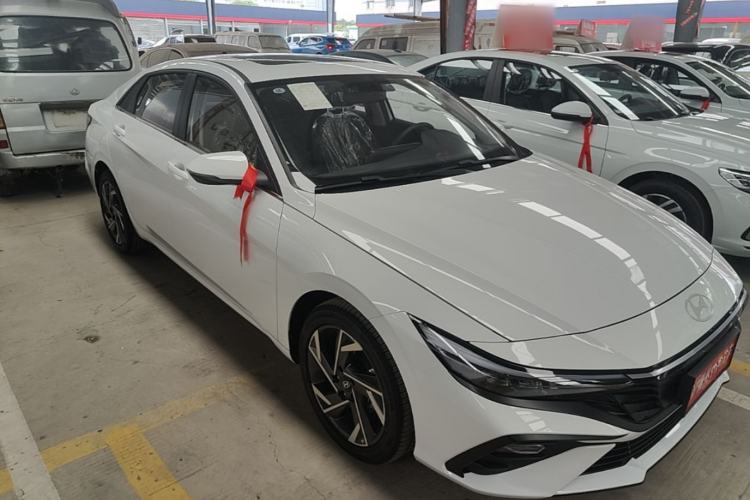 Used Hyundai Elantra 2023 1.5L CVT GLX Elite Edition Front Right 45 Deg