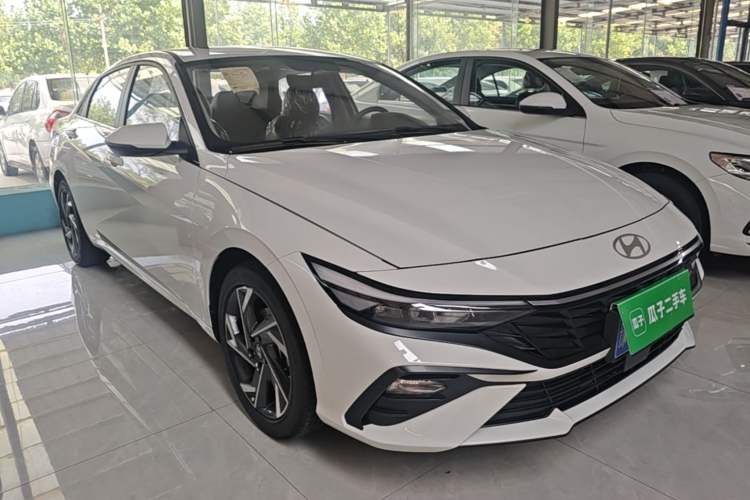 Used Hyundai Elantra 2023 1.5L CVT GLX Elite Edition Front Right 45 Deg