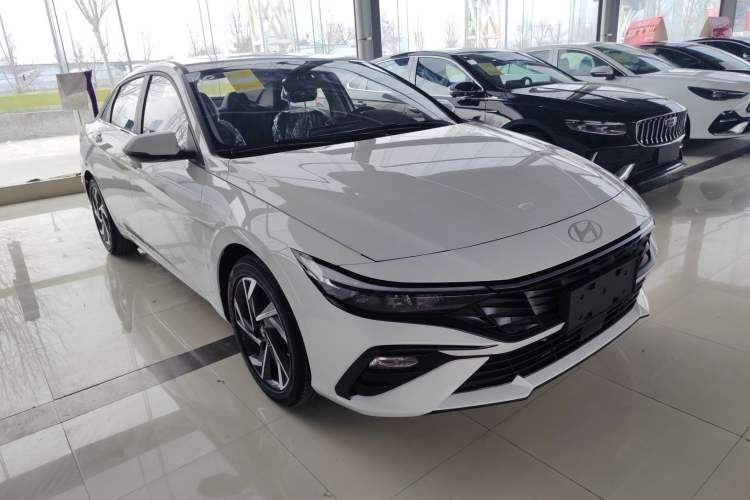 Used Hyundai Elantra 2023 1.5L CVT GLX Elite Edition Front Right 45 Deg