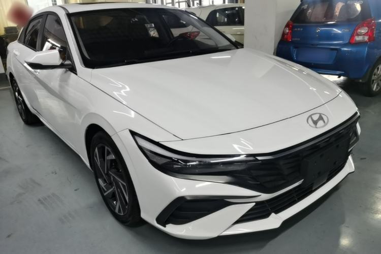 Used Hyundai Elantra 2023 1.5L CVT LUX Prestige Edition Front Right 45 Deg
