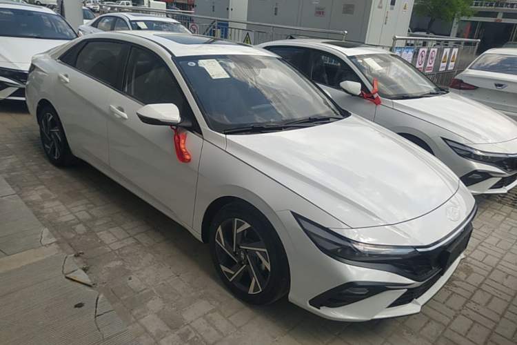 Used Hyundai Elantra 2023 1.5L CVT GLX Elite Edition Front Right 45 Deg