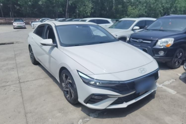 Used Hyundai Elantra 2023 1.5L CVT GLX Elite Edition Front Right 45 Deg