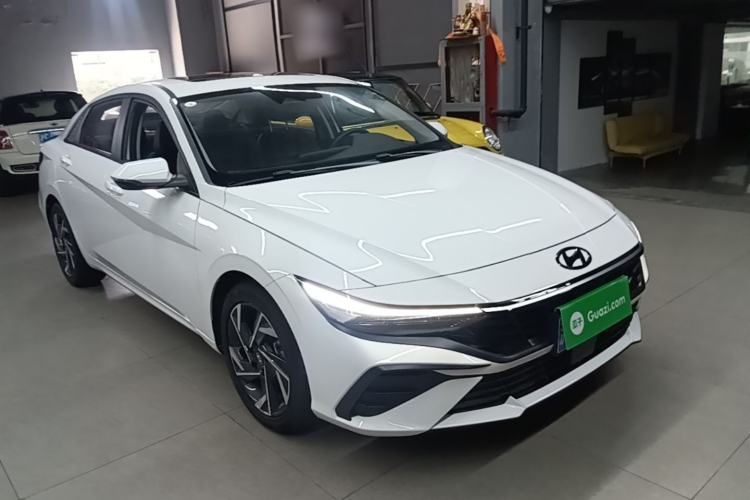 Used Hyundai Elantra 2023 1.5L CVT LUX Prestige Edition Front Right 45 Deg