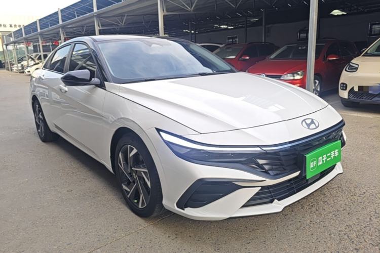 Used Hyundai Elantra 2023 1.5L CVT LUX Prestige Edition Front Right 45 Deg