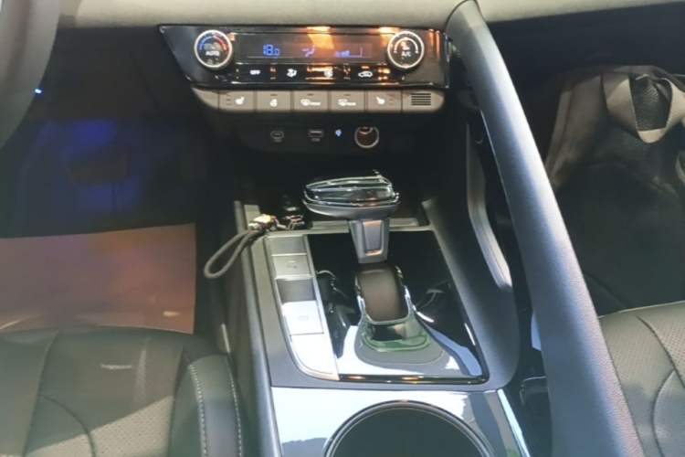 Used Hyundai Elantra 2023 1.5L CVT LUX Prestige Edition Gear Lever