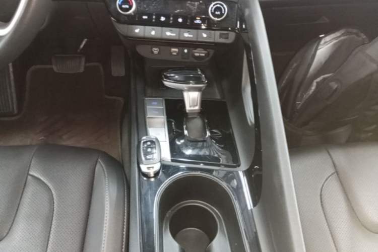 Used Hyundai Elantra 2023 1.5L CVT LUX Prestige Edition Gear Lever