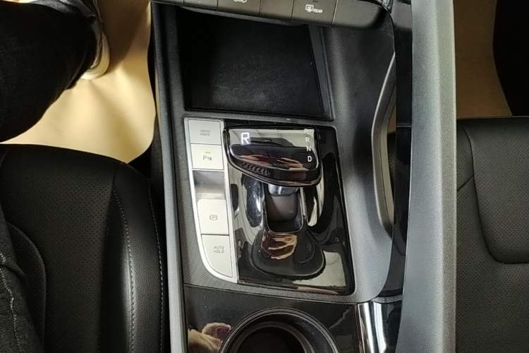 Used Hyundai Elantra 2023 1.5L CVT GLX Elite Edition Gear Lever