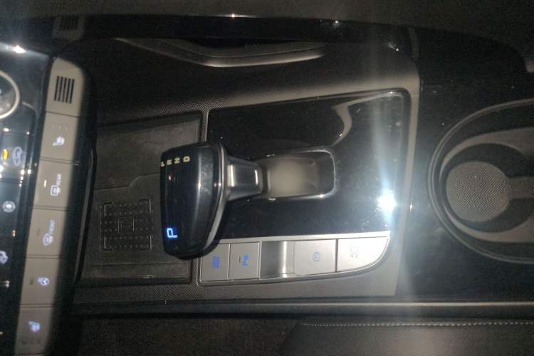 Used Hyundai Elantra 2023 1.5L CVT LUX Prestige Edition Gear Lever