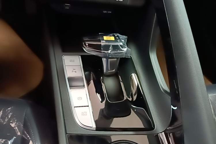 Used Hyundai Elantra 2023 1.5L CVT GLX Elite Edition Gear Lever