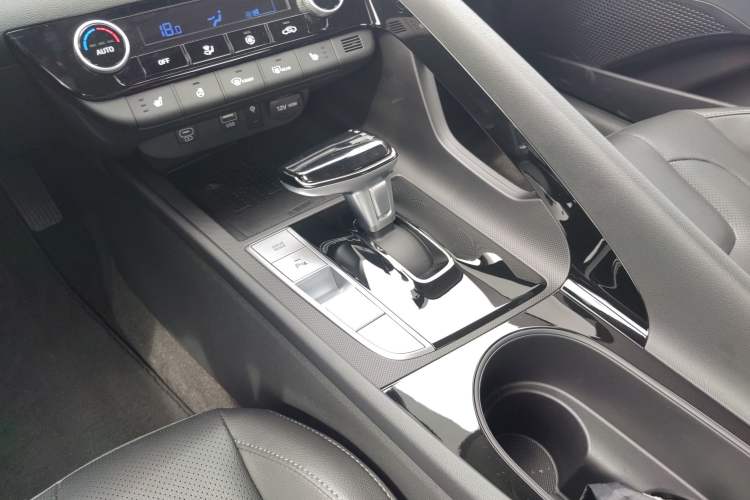 Used Hyundai Elantra 2023 1.5L CVT LUX Prestige Edition Gear Lever