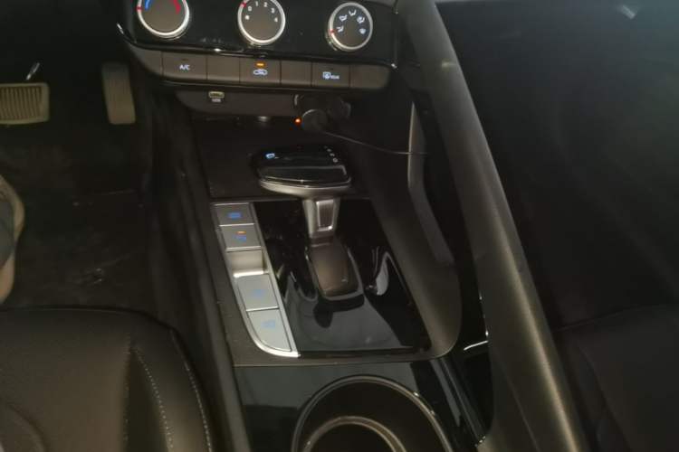 Used Hyundai Elantra 2023 1.5L CVT GLX Elite Edition Gear Lever