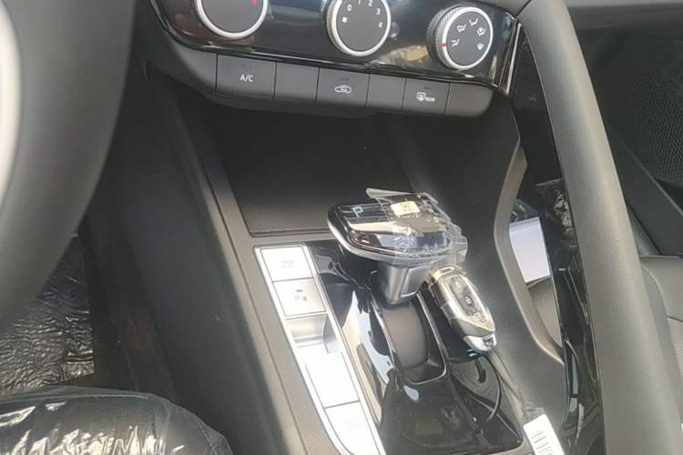 Used Hyundai Elantra 2023 1.5L CVT GLX Elite Edition Gear Lever