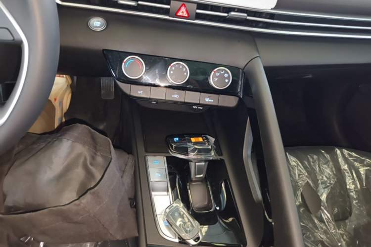 Used Hyundai Elantra 2023 1.5L CVT GLX Elite Edition Gear Lever