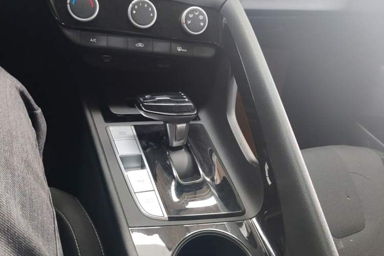 Used Hyundai Elantra 2023 1.5L CVT GLS Leading Edition Gear Lever