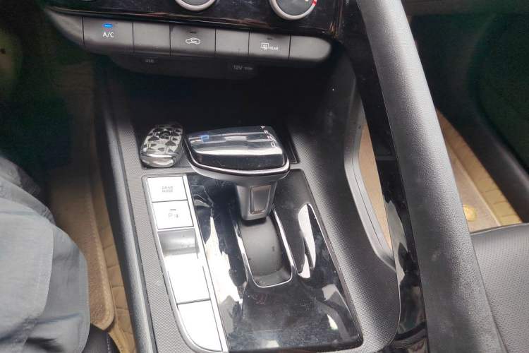 Used Hyundai Elantra 2023 1.5L CVT GLX Elite Edition Gear Lever