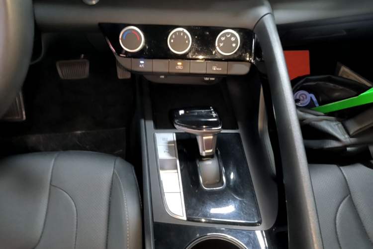 Used Hyundai Elantra 2023 1.5L CVT GLX Elite Edition Gear Lever