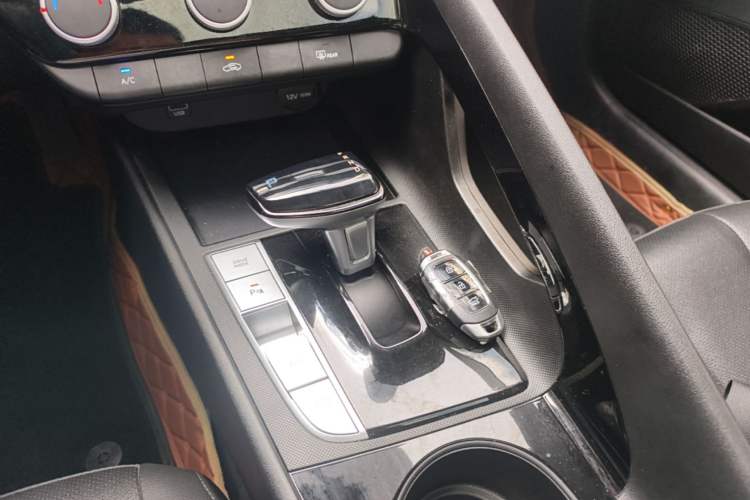 Used Hyundai Elantra 2023 1.5L CVT GLX Elite Edition Gear Lever