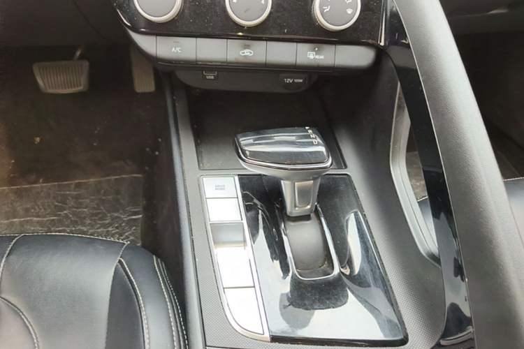 Used Hyundai Elantra 2023 1.5L CVT GLS Leading Edition Gear Lever