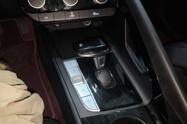 Used Hyundai Elantra 2023 1.5L CVT GLX Elite Edition Gear Lever