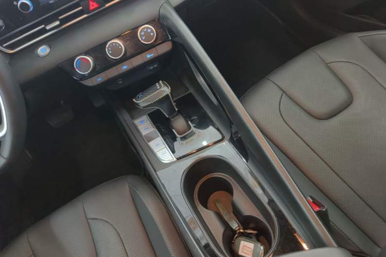 Used Hyundai Elantra 2023 1.5L CVT GLX Elite Edition Gear Lever