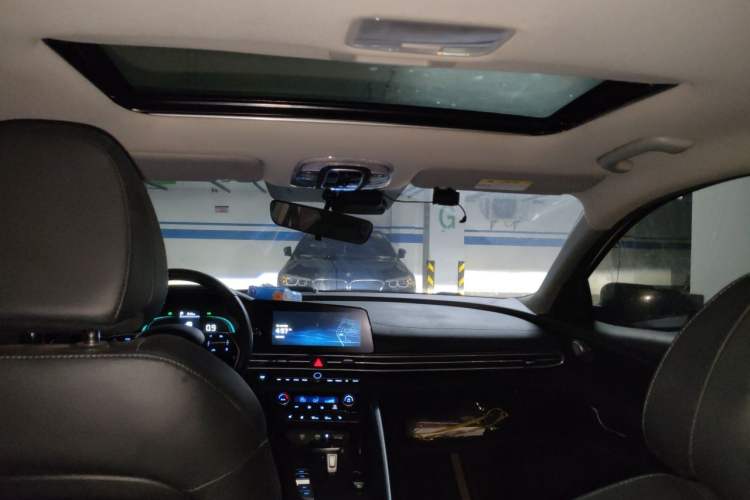 Used Hyundai Elantra 2023 1.5L CVT LUX Prestige Edition Headliner