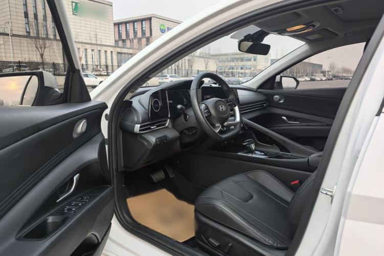 Used Hyundai Elantra 2023 1.5L CVT LUX Prestige Edition Interior 1
