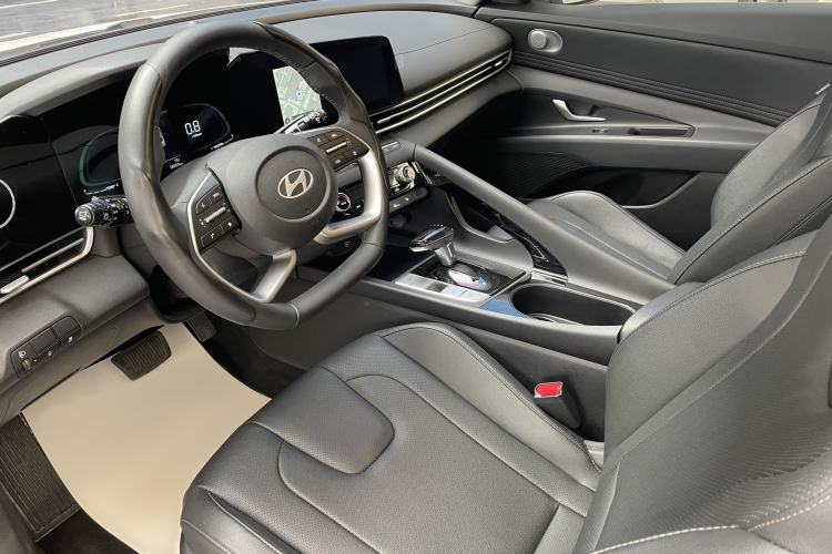 Used Hyundai Elantra 2023 1.5L CVT LUX Prestige Edition Interior 1
