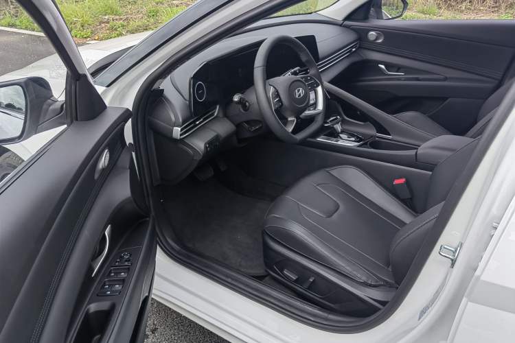 Used Hyundai Elantra 2023 1.5L CVT LUX Prestige Edition Interior 1