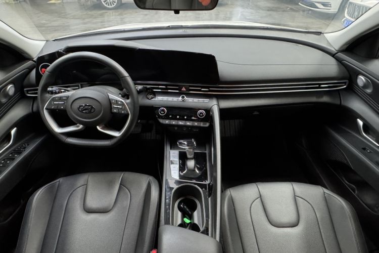 Used Hyundai Elantra 2023 1.5L CVT LUX Prestige Edition Interior 1