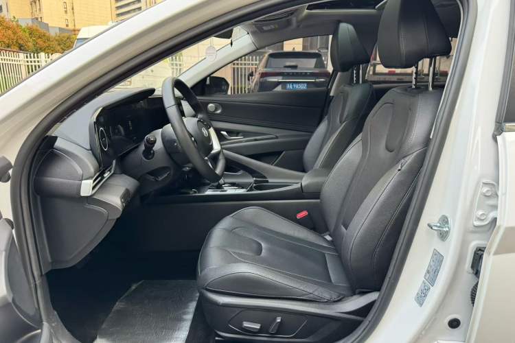 Used Hyundai Elantra 2023 1.5L CVT LUX Prestige Edition Interior 1