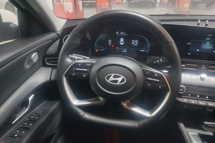 Used Hyundai Elantra 2023 1.5L CVT LUX Prestige Edition Interior 1