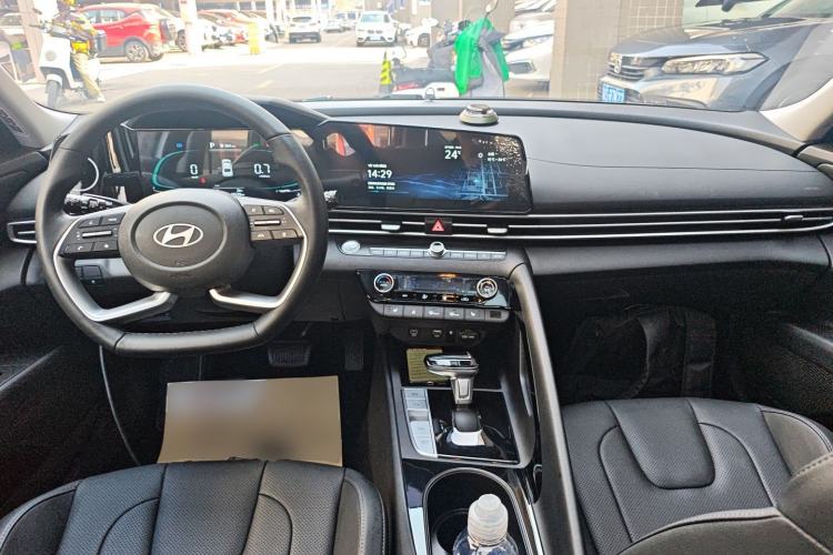 Used Hyundai Elantra 2023 1.5L CVT LUX Prestige Edition Interior 2