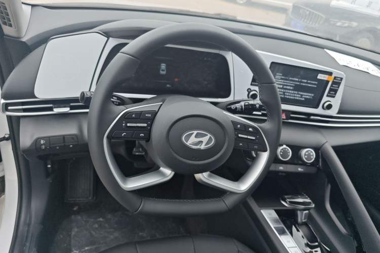 Used Hyundai Elantra 2023 1.5L CVT GLX Elite Edition Interior 2