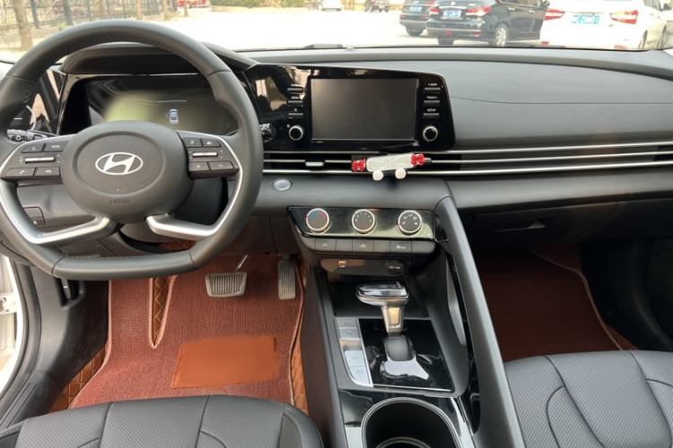 Used Hyundai Elantra 2023 1.5L CVT GLX Elite Edition Interior 2